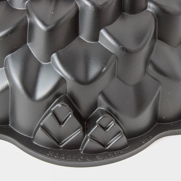 NordicWare Heavy Cast Aluminum Chrysanthemum Bundt Pan & Cake Keeper - Picture 7 of 9